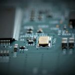 港股收复两万七关口：中芯国际稳健前行，高塔半导体深陷估值博弈